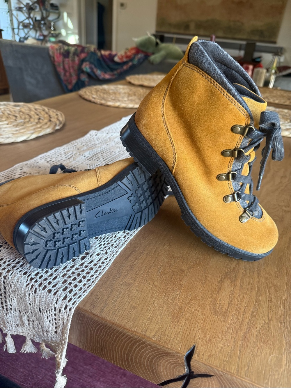 Clarks Women’s Tan Suede Hiking Boots Lace Up Ankle Round Toe Size 7.5